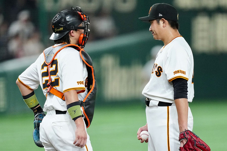 ヤクルト戦でバッテリーを組んだ巨人・小林誠司（左）と菅野智之【写真：矢口亨】