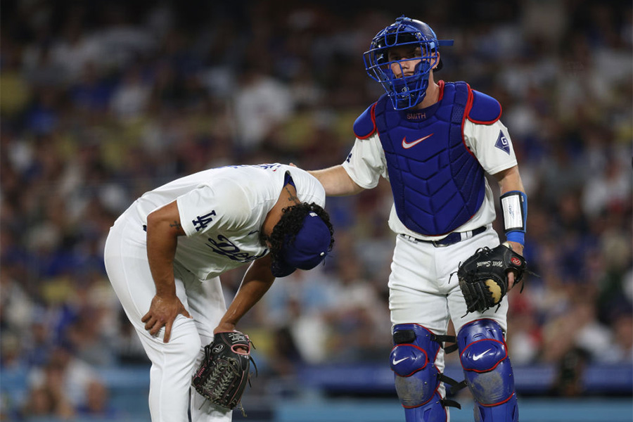 負傷降板したドジャースのブルスター・グラテロル（左）【写真：Getty Images】