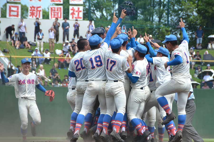 5年ぶりの甲子園出場を決め、喜ぶ花咲徳栄ナイン【写真：河野正】