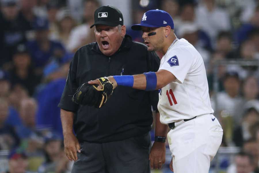 審判に抗議するドジャースのミゲル・ロハス【写真:Getty Images】