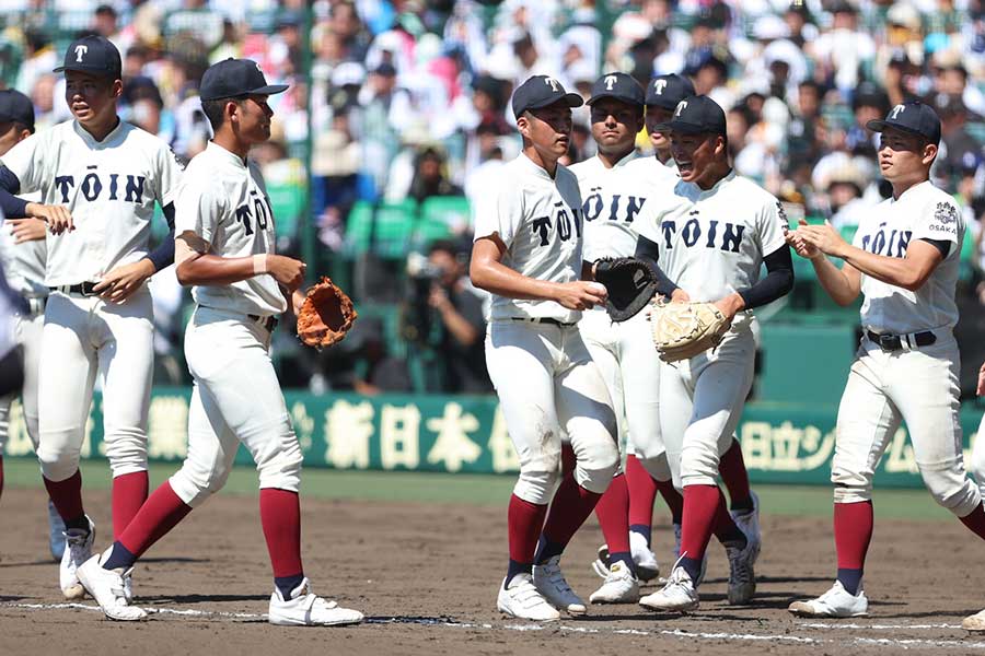 興南に勝利した大阪桐蔭ナイン【写真：加治屋友輝】