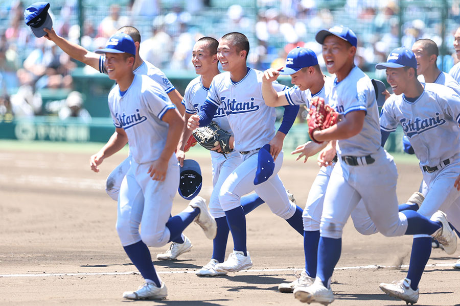 明豊に勝利した小松大谷ナイン【写真：加治屋友輝】