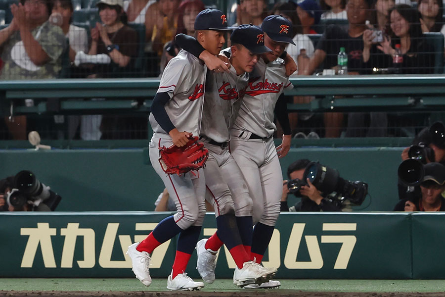 足がつりベンチに退く京都国際・長谷川颯【写真：加治屋友輝】