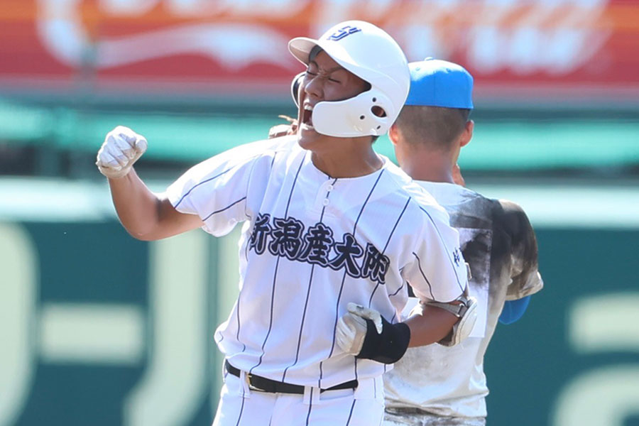 同点タイムリーを放った新潟産大付・千野虹輝【写真：加治屋友輝】