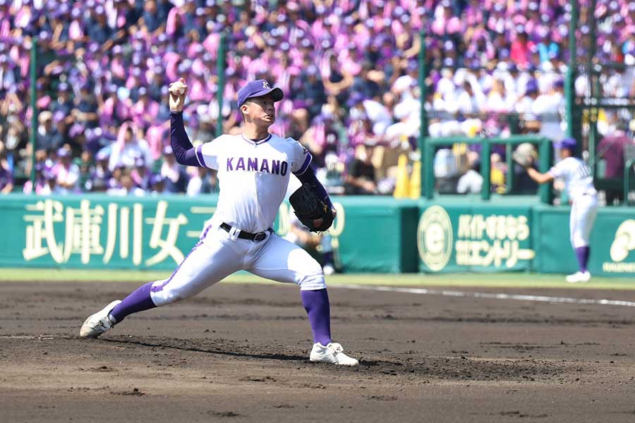 先発した金足農・吉田大輝【写真：加治屋友輝】