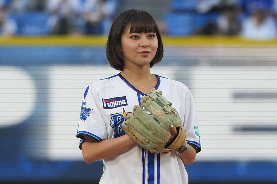 始球式に登場した元プロ野球チアの宇野乃さらささん【写真：編集部】