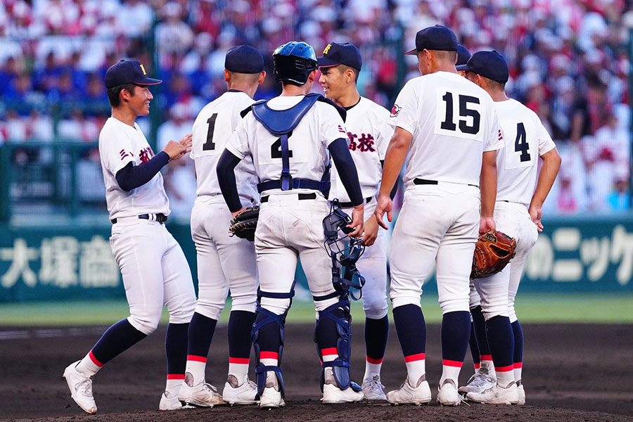 マウンドに集まる菰野ナイン【写真：荒川祐史】