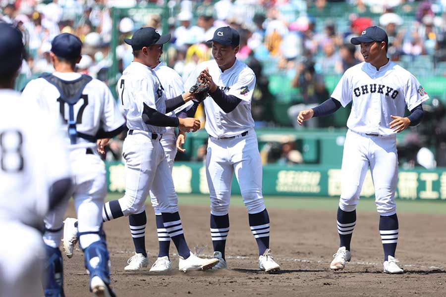 宮崎商に勝利した中京大中京ナイン【写真：加治屋友輝】