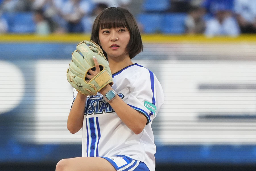 始球式に登場した元プロ野球チアの宇野乃さらささん【写真：編集部】