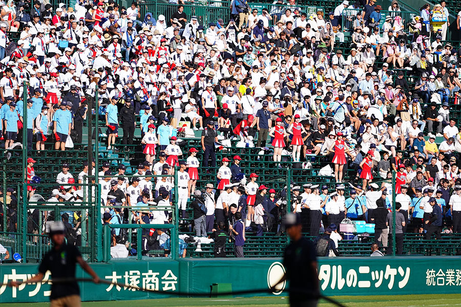 応援団の到着が遅れ空席が目立つ日本航空側のアルプス【写真：荒川祐史】