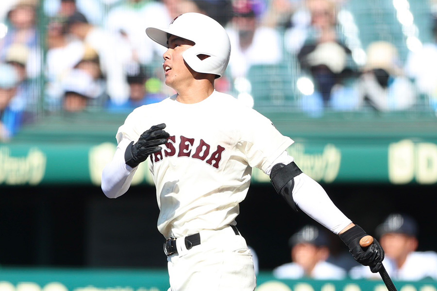 適時二塁打を放った早実・宇野真仁朗【写真：加治屋友輝】