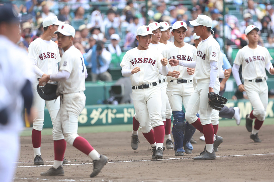 初戦突破した早実ナイン【写真：加治屋友輝】