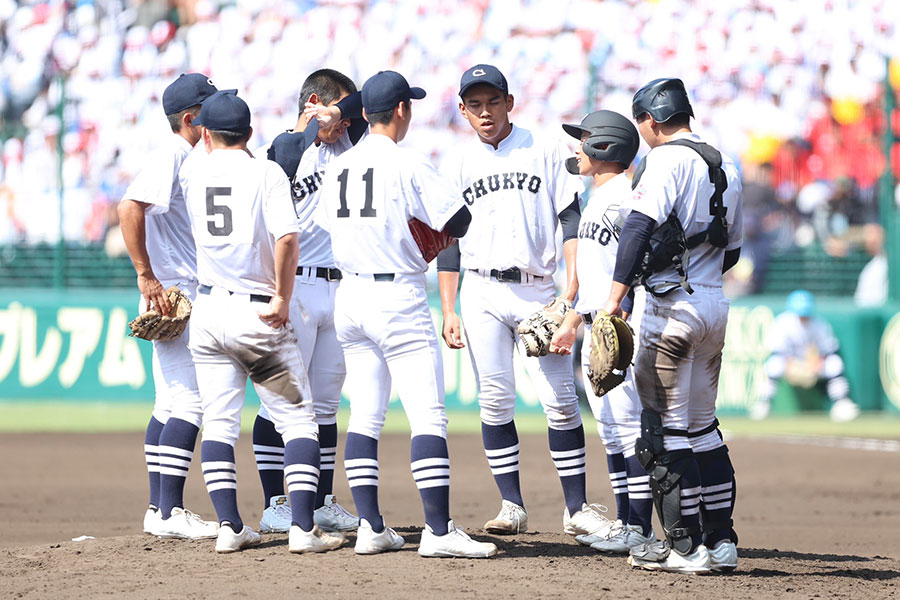 マウンド上に集まる中京大中京ナイン【写真：加治屋友輝】