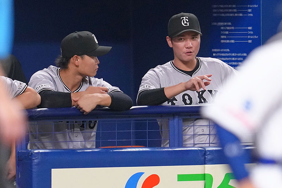 ベンチで話し込む巨人・中山礼都（左）と坂本勇人【写真提供：産経新聞社】