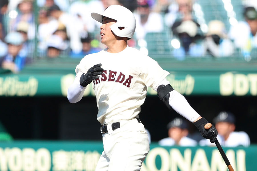 鳴門渦潮戦で二塁打を放つ早実・宇野真仁朗【写真：加治屋友輝】