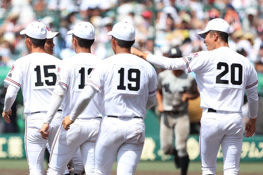 熊本工に勝利した広陵ナイン【写真：加治屋友輝】