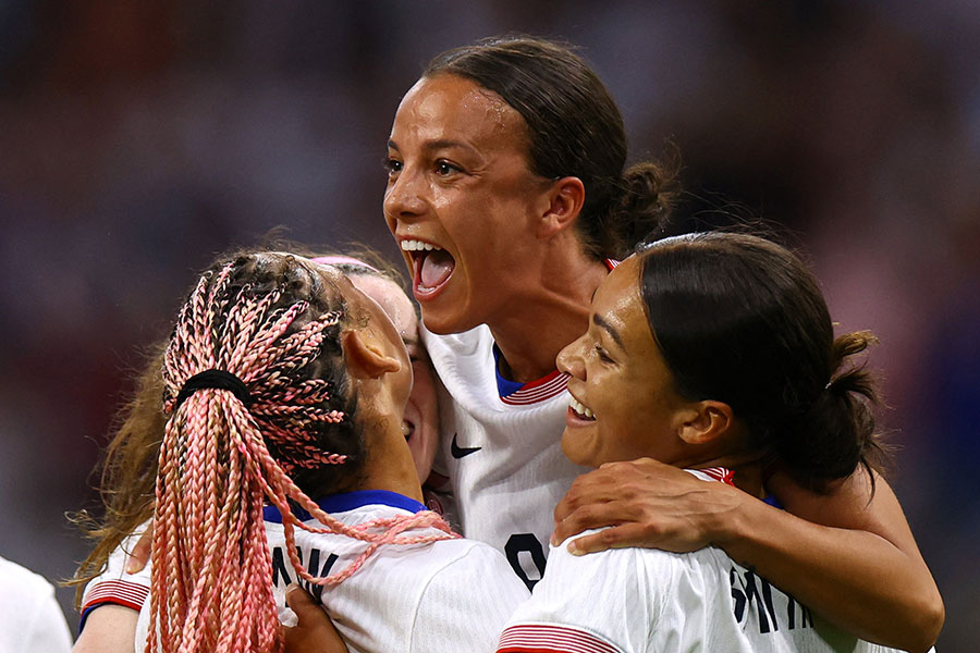 サッカー米国代表のマロリー・スワンソン（中央）【写真：ロイター】