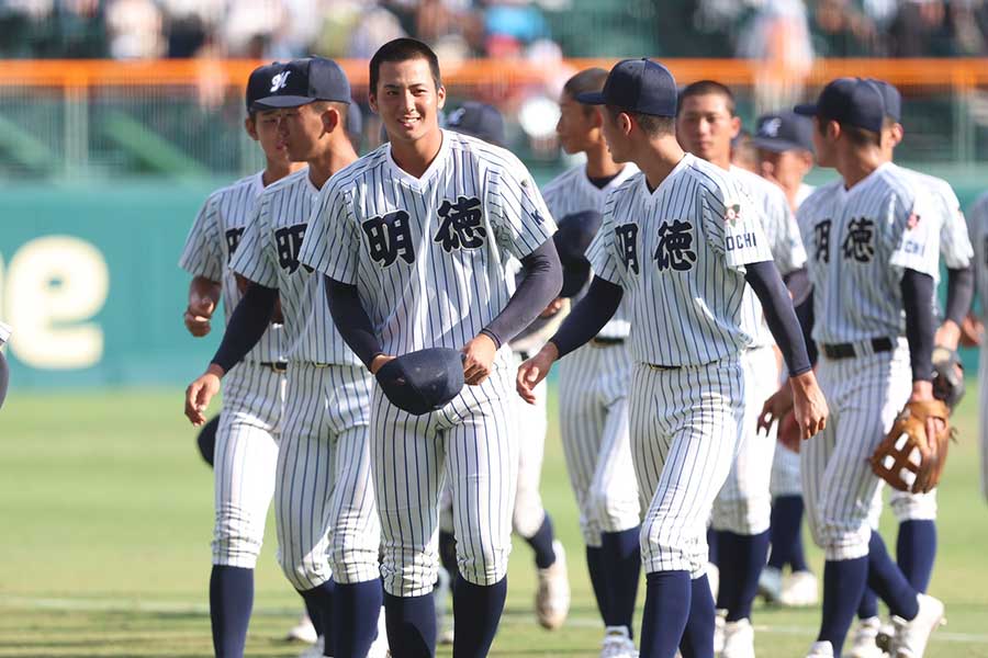 鳥取城北に勝利した明徳義塾ナイン【写真：加治屋友輝】