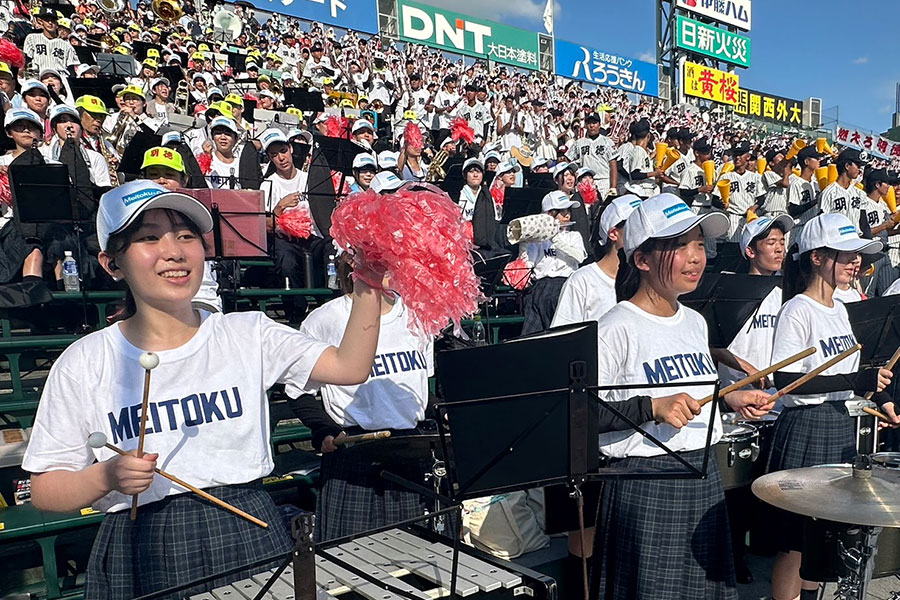 明徳義塾のアルプス席に駆けつけた大阪学芸高の吹奏楽部【写真：宮脇広久】