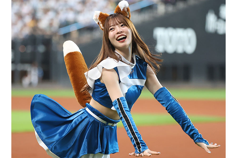 きつねダンスを披露するファイターズガール【写真：産経新聞社】