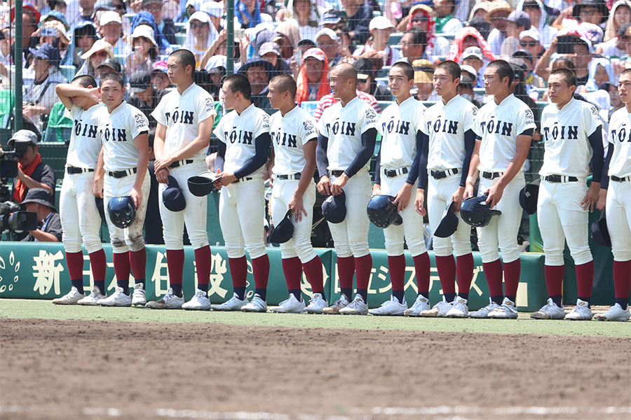 小松大谷に敗れて整列する大阪桐蔭ナイン【写真：加治屋友輝】