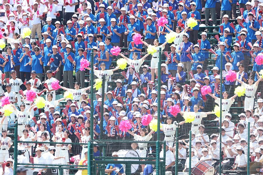 大阪桐蔭を応援する吹奏楽部と女子チアリーダー部【写真：加治屋友輝】