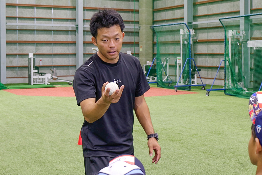 子どもたちを指導する大引啓次氏【写真：伊藤賢汰】