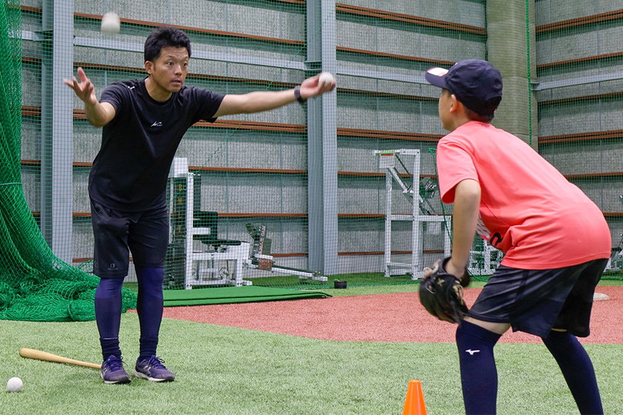 コーディネーショントレを行う大引氏【写真：伊藤賢汰】