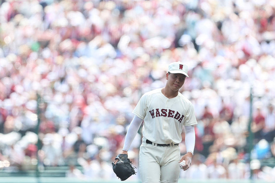 鶴岡東戦に登板した早稲田実業・中村心大【写真：加治屋友輝】