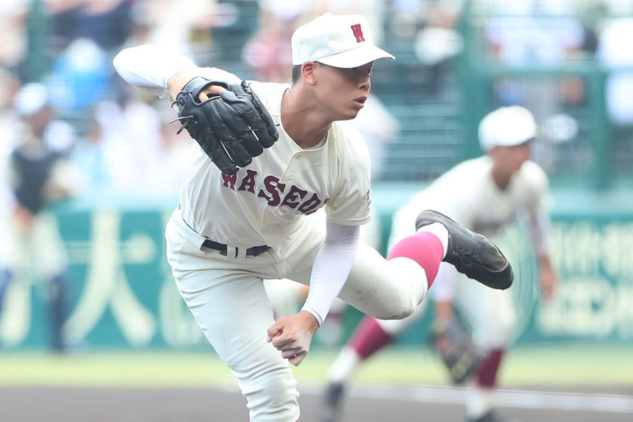 鶴岡東戦に登板した早実・中村心大 【写真：加治屋友輝】