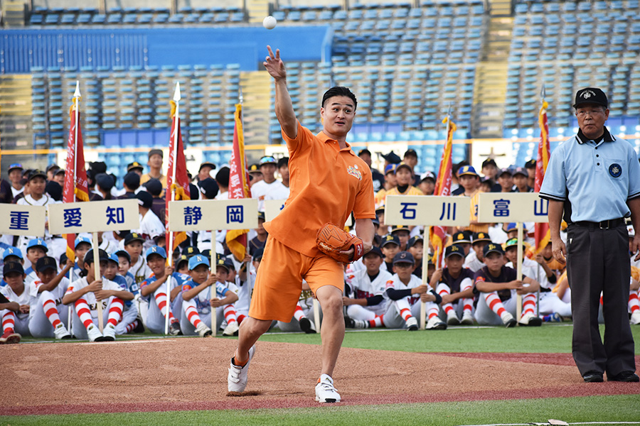 始球式をする高岸宏行さん【写真：編集部】