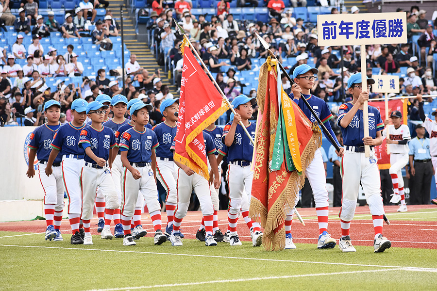 入場行進する昨年優勝の大阪・新家スターズ【写真：編集部】