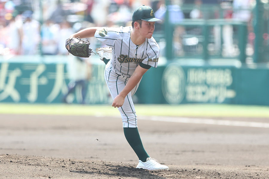 早実戦に登板した鶴岡東・櫻井椿稀【写真：加治屋友輝】