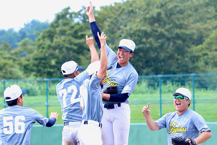 リーグ戦1位を決め歓喜する豊川・福田健斗（中央）【写真：石川加奈子】