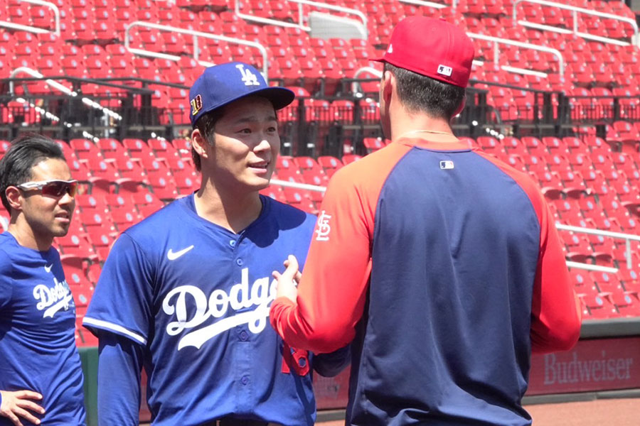 再会したドジャース・山本由伸とカージナルスのラーズ・ヌートバー【写真：川村虎大】