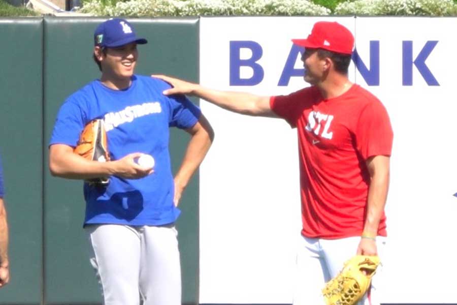 再会を果たしたドジャース・大谷翔平（左）とカージナルスのラーズ・ヌートバー【写真：川村虎大】