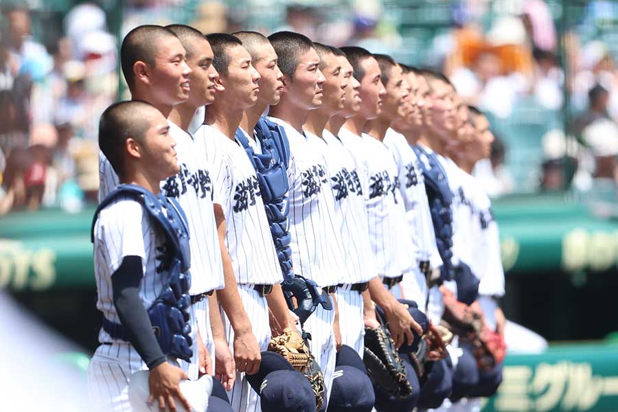 整列する滋賀学園の選手たち【写真：加治屋友輝】