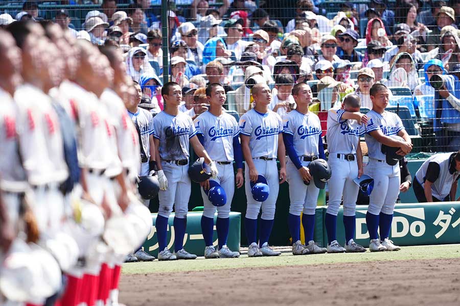 試合終了後、整列する小松大谷ナイン【写真：小林靖】