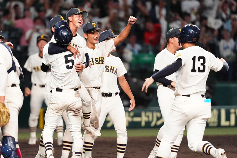 早実戦で勝利を収めた大社ナイン【写真：小林靖】