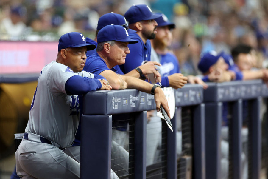 ドジャースのデーブ・ロバーツ監督（左）【写真：Getty Images】