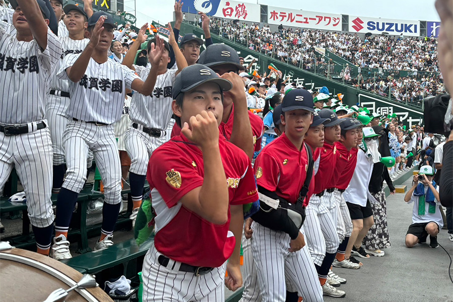 アルプススタンドで応援する滋賀学園の野球部員【写真：上野明洸】