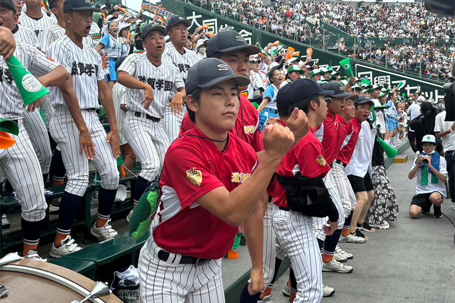 アルプススタンドで応援する滋賀学園の野球部員【写真：上野明洸】