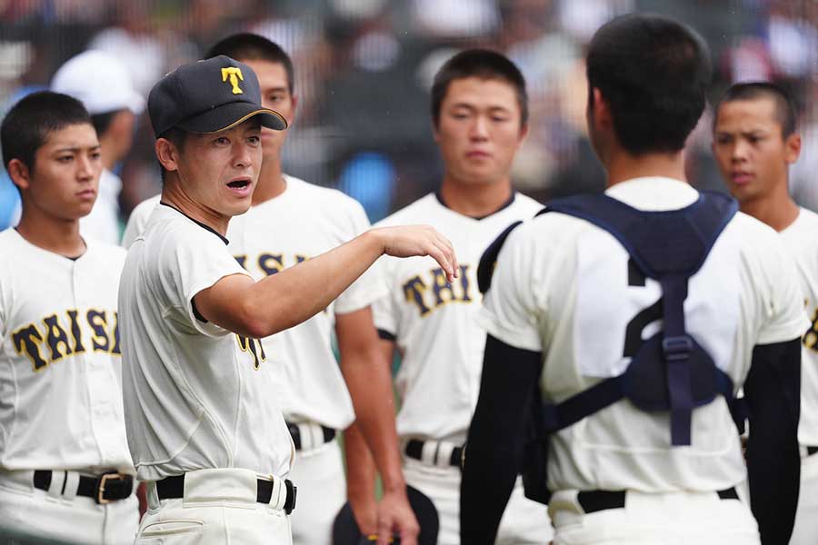 神村学園戦の指揮を執った大社・石飛文太監督【写真：小林靖】