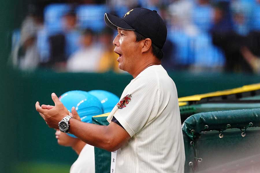 大社戦の指揮を執った神村学園・小田大介監督【写真：小林靖】