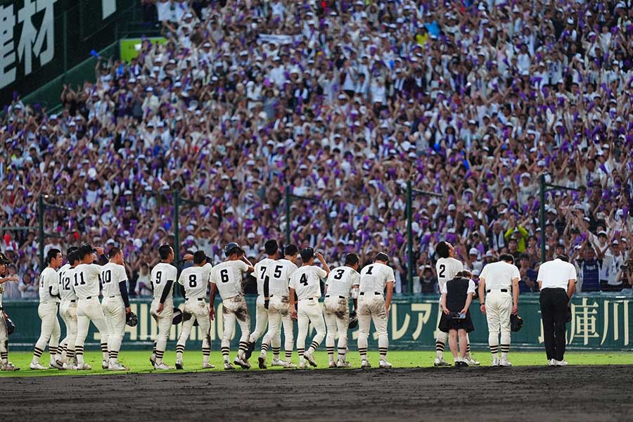 試合後、大社ナインを拍手で迎える応援団【写真：小林靖】