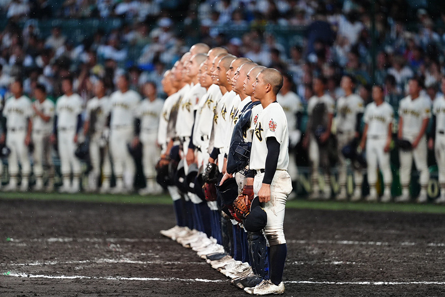 大社戦に勝利し校歌を歌う神村学園ナイン【写真：小林靖】