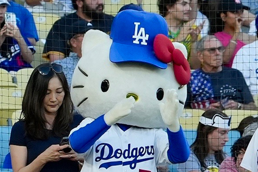 ドジャースタジアムに登場したハローキティ【写真：松本洸】