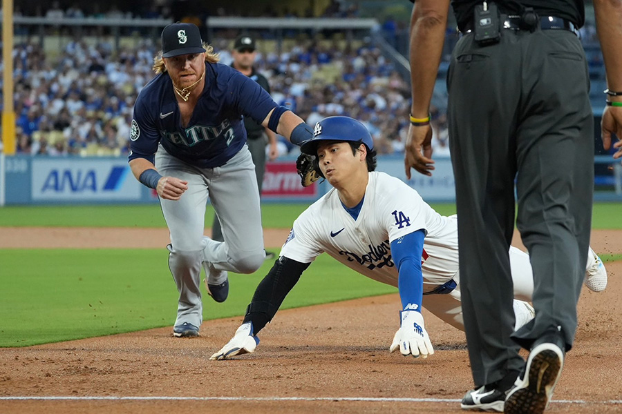 一塁に帰塁するドジャース・大谷翔平【写真：松本洸】