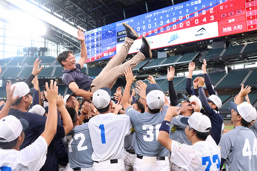 選手に胴上げされる阪長友仁氏【写真：石川加奈子】