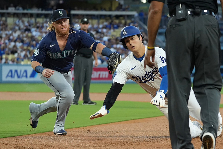 一塁に帰塁するドジャース・大谷翔平【写真：松本洸】